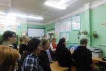Ребята слушают объяснение 11 класса